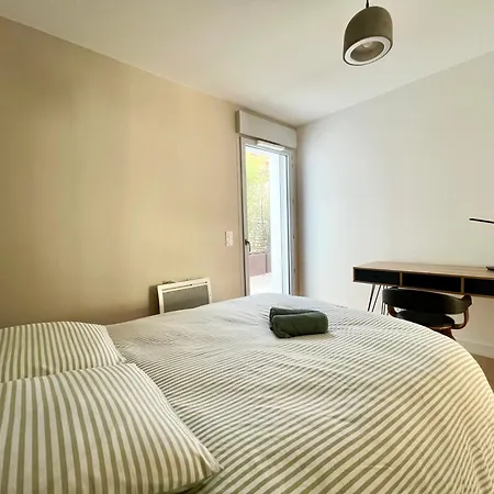 Апартаменты Chic With Beautiful Terrace In Ла-Рошель