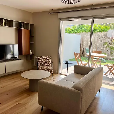 Апартаменты Chic With Beautiful Terrace In Ла-Рошель